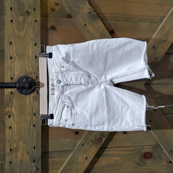 WE THE FREE WHITE DENIM JEAN SHORTS RAW HEM BUTTONFLY SIZE 24 BOHO STREETWEAR - Picture 1 of 5